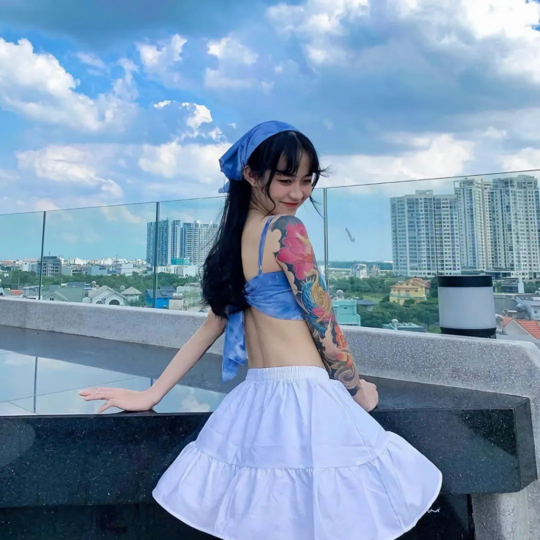 背后的她，眼前的我